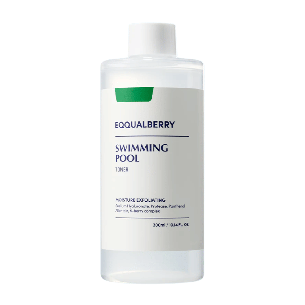 Equalberry Swimming Pool Toner i en minimalistisk gjennomsiktig flaske med hvit etikett. Fuktighetsgivende og eksfolierende formel for en frisk og balansert hud.