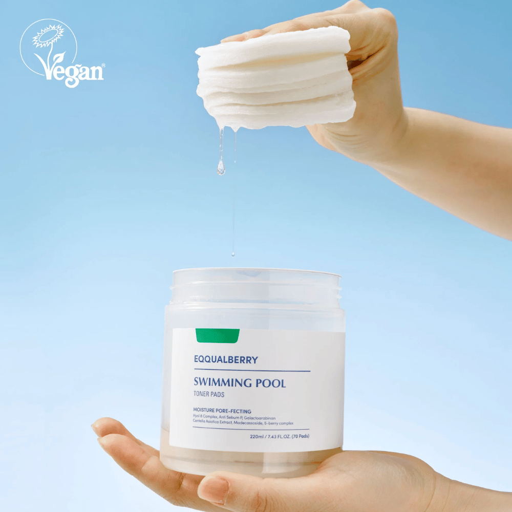 Equalberry Swimming Pool Toner Pads er veganske og fuktighetsgivende pads med et dryppende serumrikt innhold – perfekt for å friske opp og berolige huden.