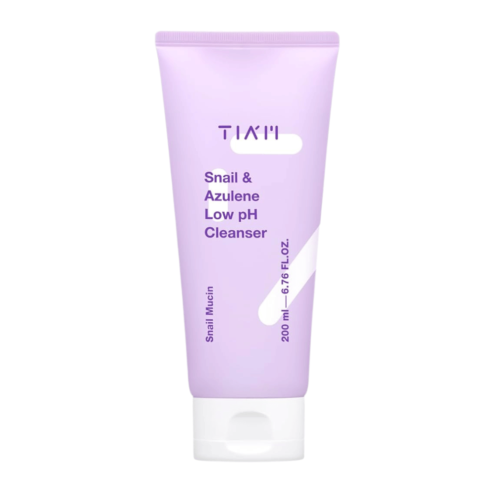 TIA'M Snail & Azulene Low pH Cleanser i lilla tube på hvit bakgrunn, 200 ml, en mild ansiktsrens med sneglesekret og azulene for sensitiv hud.