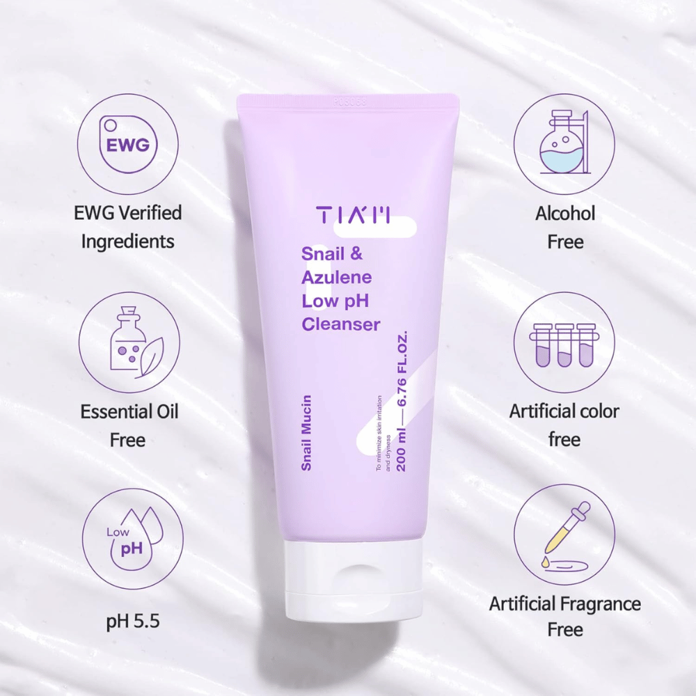TIA'M Snail & Azulene Low pH Cleanser vises med symboler for EWG-verifiserte ingredienser, lav pH-nivå, samt at produktet er fri for alkohol, parfyme, fargestoffer og eteriske oljer.