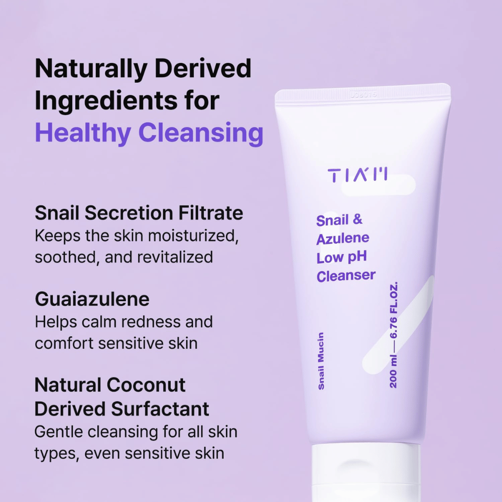 TIA'M Snail & Azulene Low pH Cleanser viser nøkkelingredienser som sneglesekret, guaiazulene og kokosbasert tensid – naturlig baserte stoffer som fukter, beroliger og renser huden skånsomt.