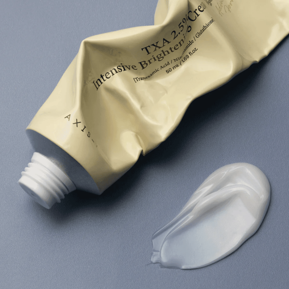 Produktbilde med tuben og en klatt krem ved siden av for å vise den myke, kremete konsistensen og den fuktgivende formelen. Fokus ligger på glow og jevn påføring.