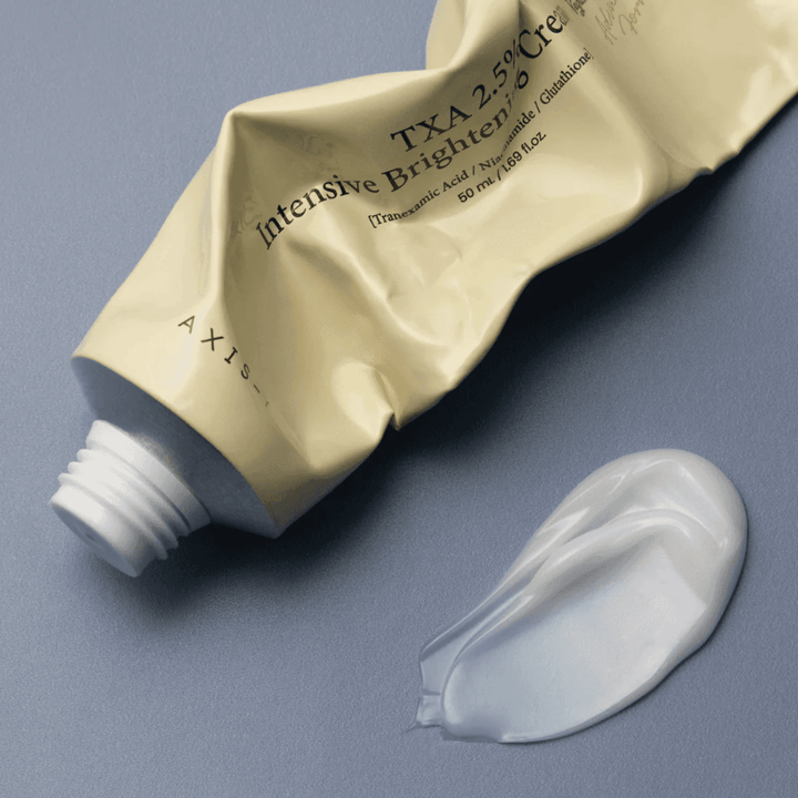 Produktbilde med tuben og en klatt krem ved siden av for å vise den myke, kremete konsistensen og den fuktgivende formelen. Fokus ligger på glow og jevn påføring.