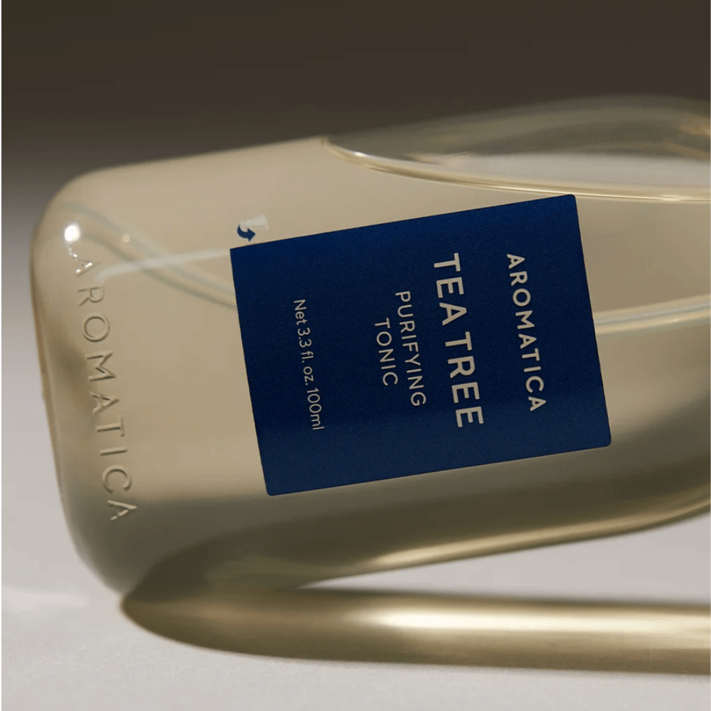 AROMATICA Tea Tree Purifying Tonic – nærbilde av flaske og produktetikett