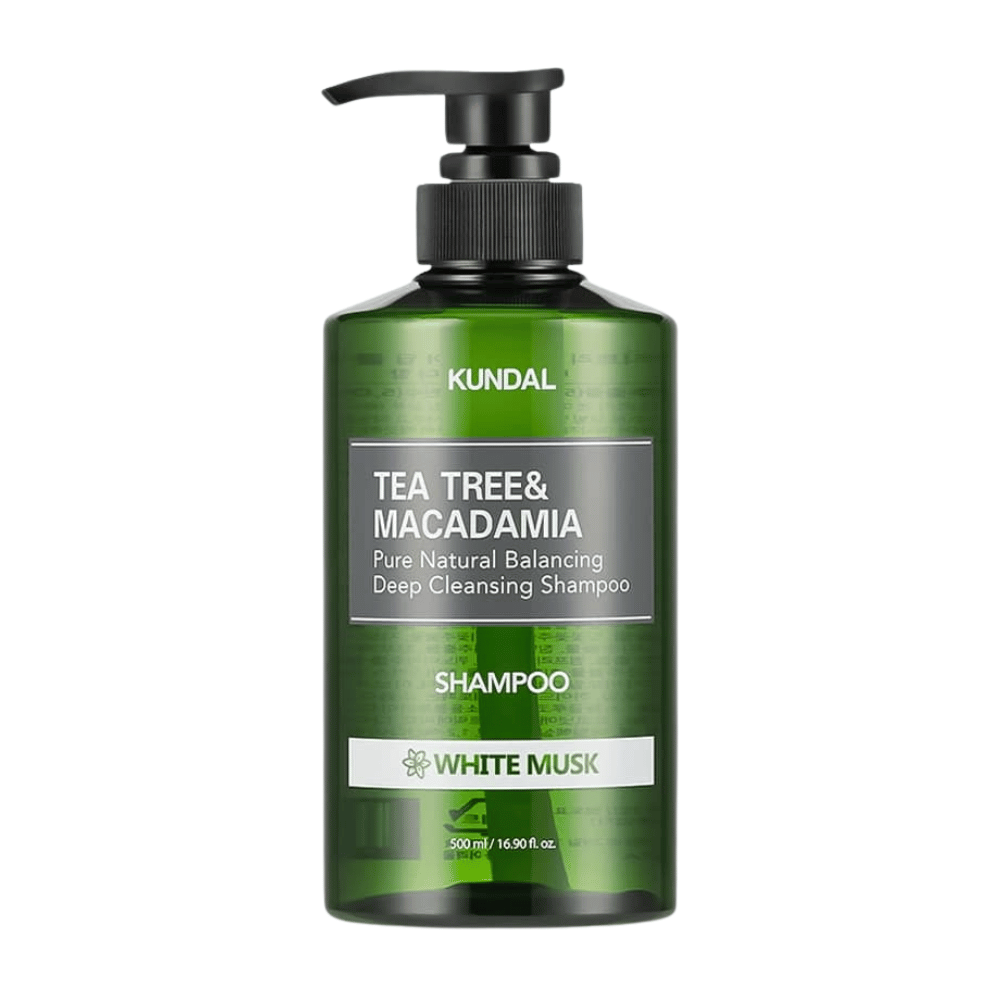 Stilrent frilagt produktbilde av KUNDAL Tea Tree & Macadamia Deep Cleansing Shampoo White Musk med grønn transparent flaske og pumpedesign.