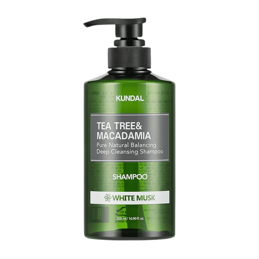 Stilrent frilagt produktbilde av KUNDAL Tea Tree & Macadamia Deep Cleansing Shampoo White Musk med grønn transparent flaske og pumpedesign.