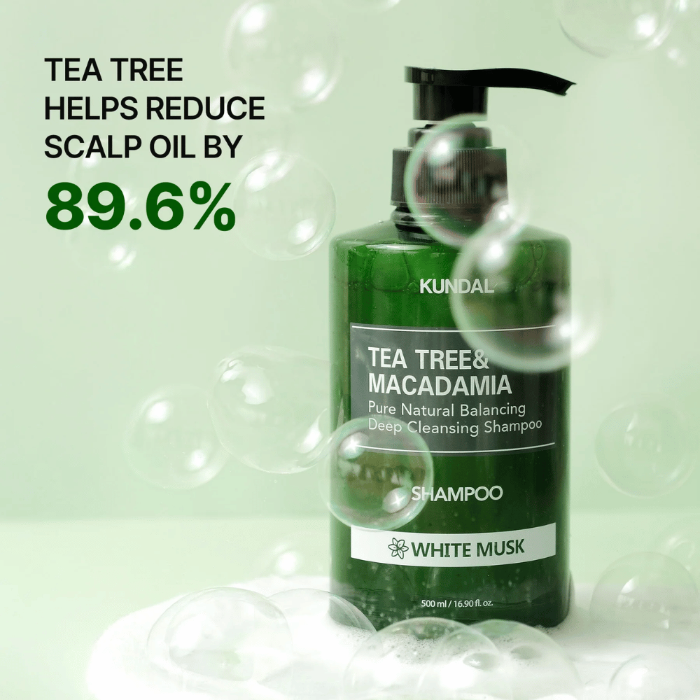 Produktbilde med bobler og statistikk som viser at tea tree bidrar til å redusere overskuddstalg i hodebunnen for en friskere følelse.