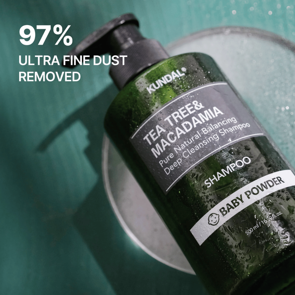 Nærbilde av KUNDAL Tea Tree & Macadamia Shampoo med fokus på dyprensende egenskaper og at produktet bidrar til å fjerne ultrafine partikler og smuss.