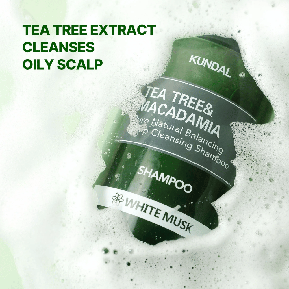 Produktbilde med skum og tekst som fremhever den rensende effekten til tea tree-ekstrakt for fet hodebunn og balansert scalp care.