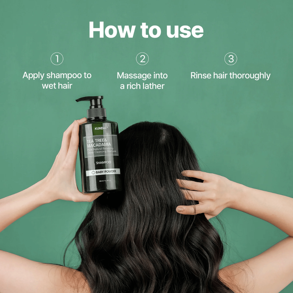 Steg-for-steg-bilde som viser hvordan KUNDAL Tea Tree & Macadamia Deep Cleansing Shampoo brukes for å rense hår og hodebunn med rikelig skum.