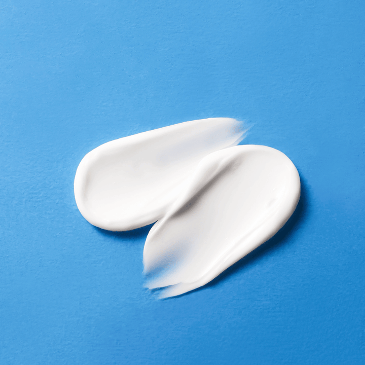 Nærbilde av COSRX The Ceramide Skin Barrier Moisturizer tekstur – ceramidkrem som fukter dypt og forbedrer hudens beskyttelsesbarriere.