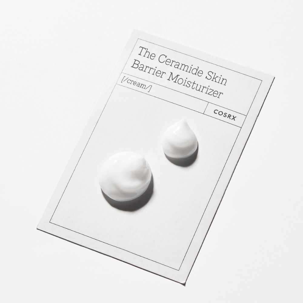Kremtekstur fra COSRX The Ceramide Skin Barrier Moisturizer – mykgjørende ansiktskrem som styrker hudbarrieren og motvirker fuktighetstap.