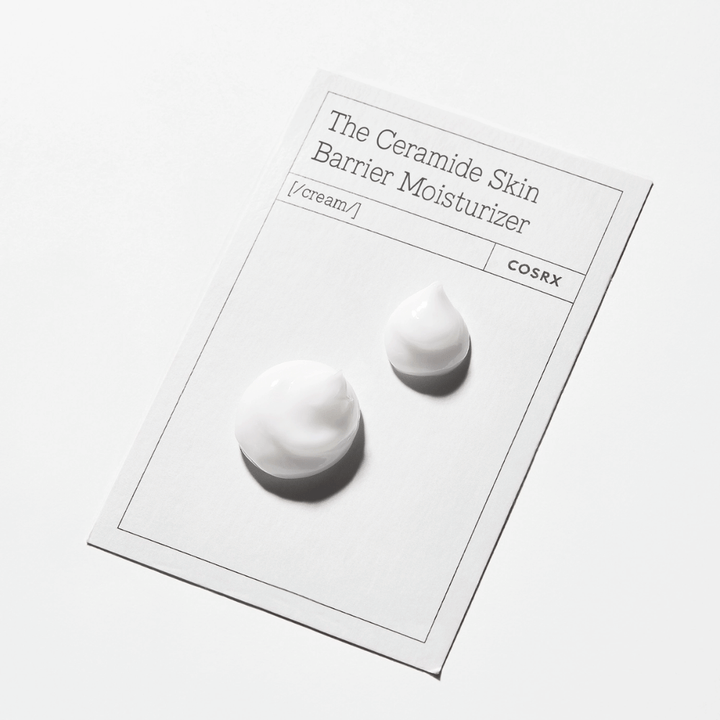 Kremtekstur fra COSRX The Ceramide Skin Barrier Moisturizer – mykgjørende ansiktskrem som styrker hudbarrieren og motvirker fuktighetstap.