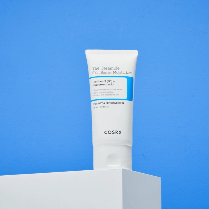 COSRX The Ceramide Skin Barrier Moisturizer på pidestall – fuktighetsgivende ansiktskrem med ceramider, panthenol og hyaluronsyre for tørr og sensitiv hud.