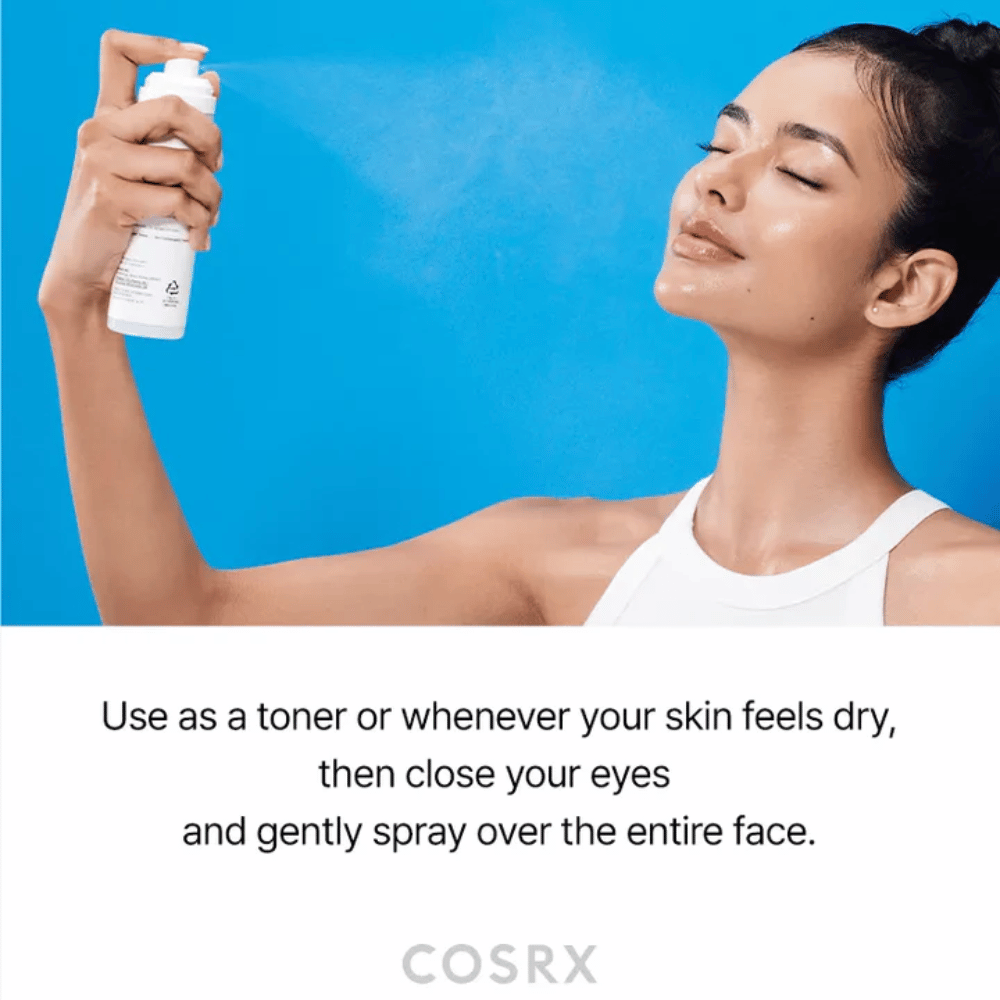 Kvinne sprayer COSRX Ceramide Skin Barrier Mist i ansiktet for rask fuktighet og frisk følelse.