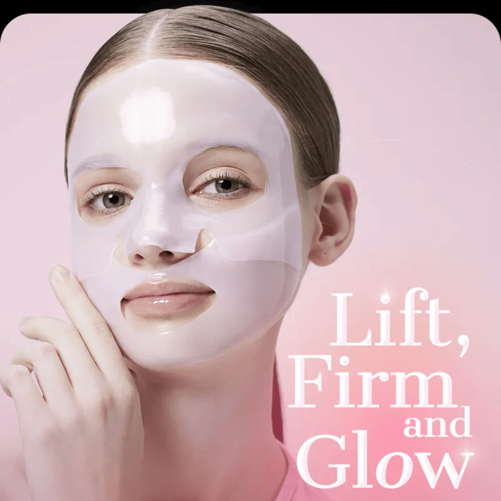 Kvinne med COSRX Peptide Collagen Lifting Glow Hydrogel Mask – gir oppstrammende, fast og strålende hud med intens fuktighet.