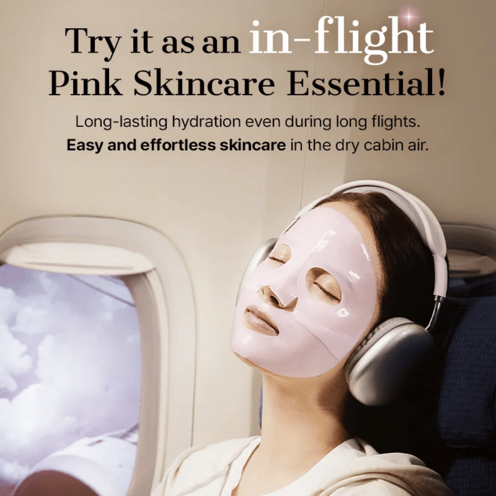 Kvinne med rosa hydrogelmaske fra COSRX på et fly – fuktighetsgivende ansiktsmaske perfekt for lange flyreiser.