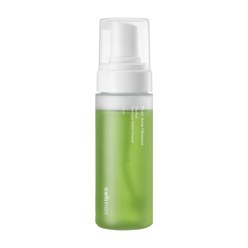 Flasken med The Real Noni Acne Bubble Cleanser viser en frisk og grønn tone, noe som indikerer naturlige ingredienser. Pumpedispenseren gjør den brukervennlig og perfekt for å skape et rikt, skummende rengjøringsmiddel. Ideell for å bekjempe akne og gi huden en klar og ren følelse.