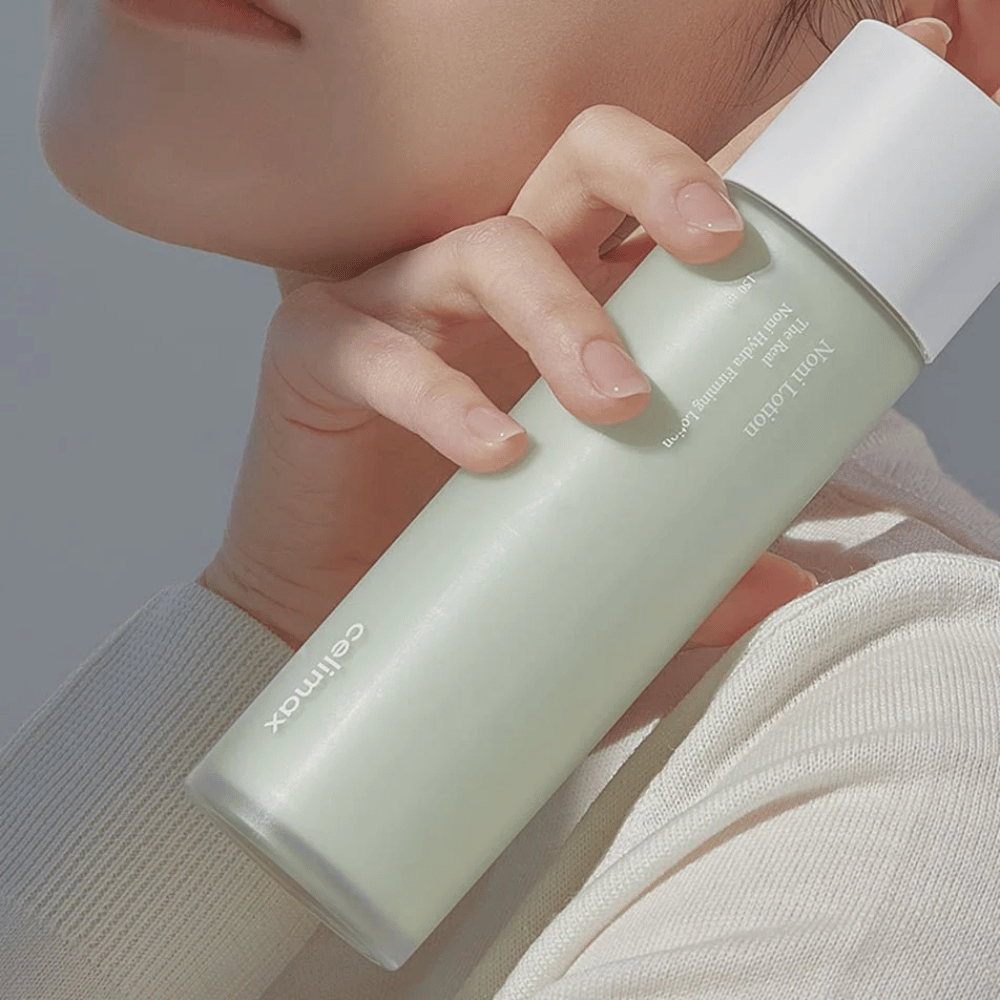 Celimax The Real Noni Hydra Firming Lotion er en effektiv lotion som strammer opp huden og gir dyptgående fukt. Beriket med Noni-ekstrakt og nærende ingredienser, forbedrer den hudens elastisitet og gir en frisk, strålende hud. Perfekt for daglig bruk for en myk og hydrert hud!