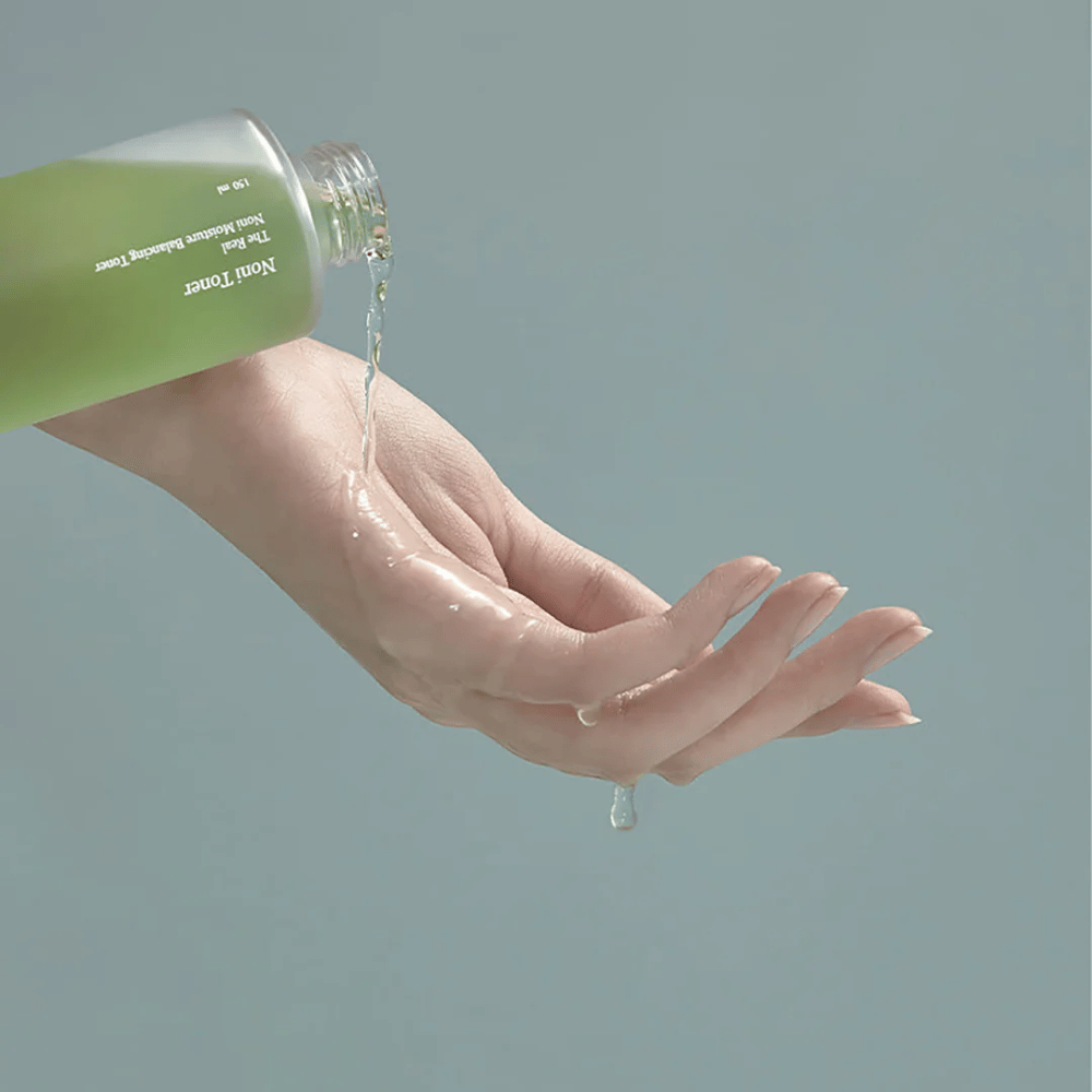 Celimax The Real Noni Moisture Balancing Toner er en lett og forfriskende toner som fukter og balanserer huden. Den er beriket med Noni-ekstrakt som beroliger irritasjoner og forbedrer hudens struktur.