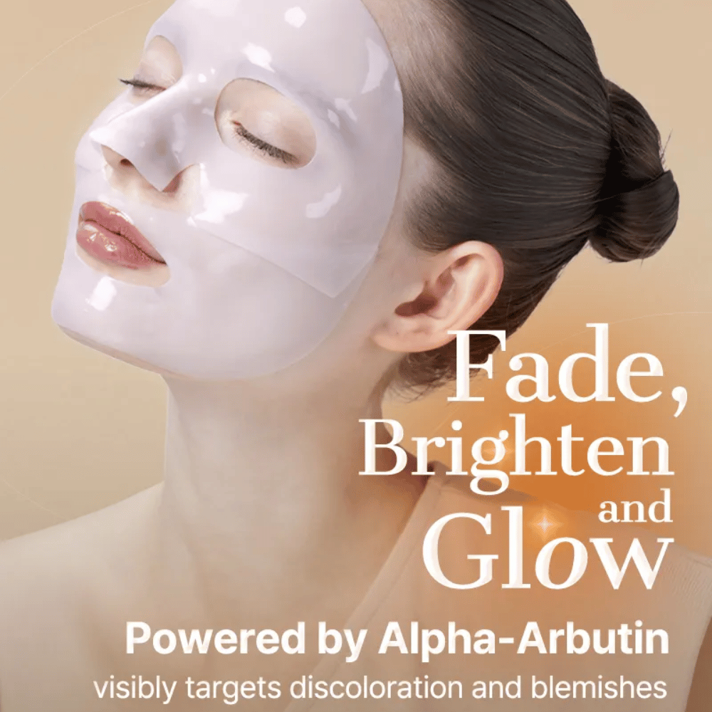 Påføring av COSRX Alpha-Arbutin Discoloration Care Hydrogel Mask – hydrogel Sheet mask som sitter tett og gir maksimal effekt mot ujevn hudtone.