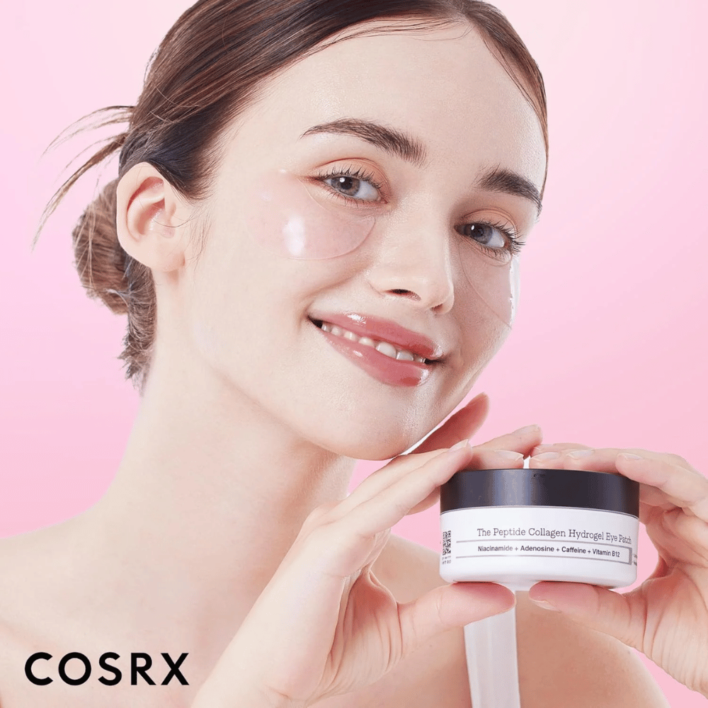 Modell med COSRX Peptide Collagen Hydrogel Eye Patch – gir glød og fuktighet for trøtt hud under øynene.