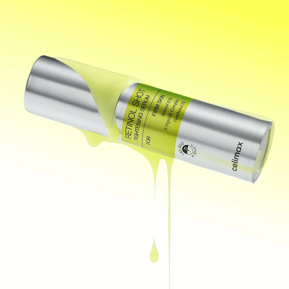 Produktbilde av The Vita-A Retinol Shot Tightening Serum fra Celimax med gult serum rennende langs flasken mot en lys gul bakgrunn.