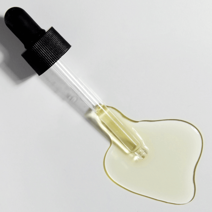 Nærbilde av pipette med COSRX The Vitamin C 13 Serum og gylden C-vitaminformel, konsentrert serum med vitamin E og hyaluronsyre.