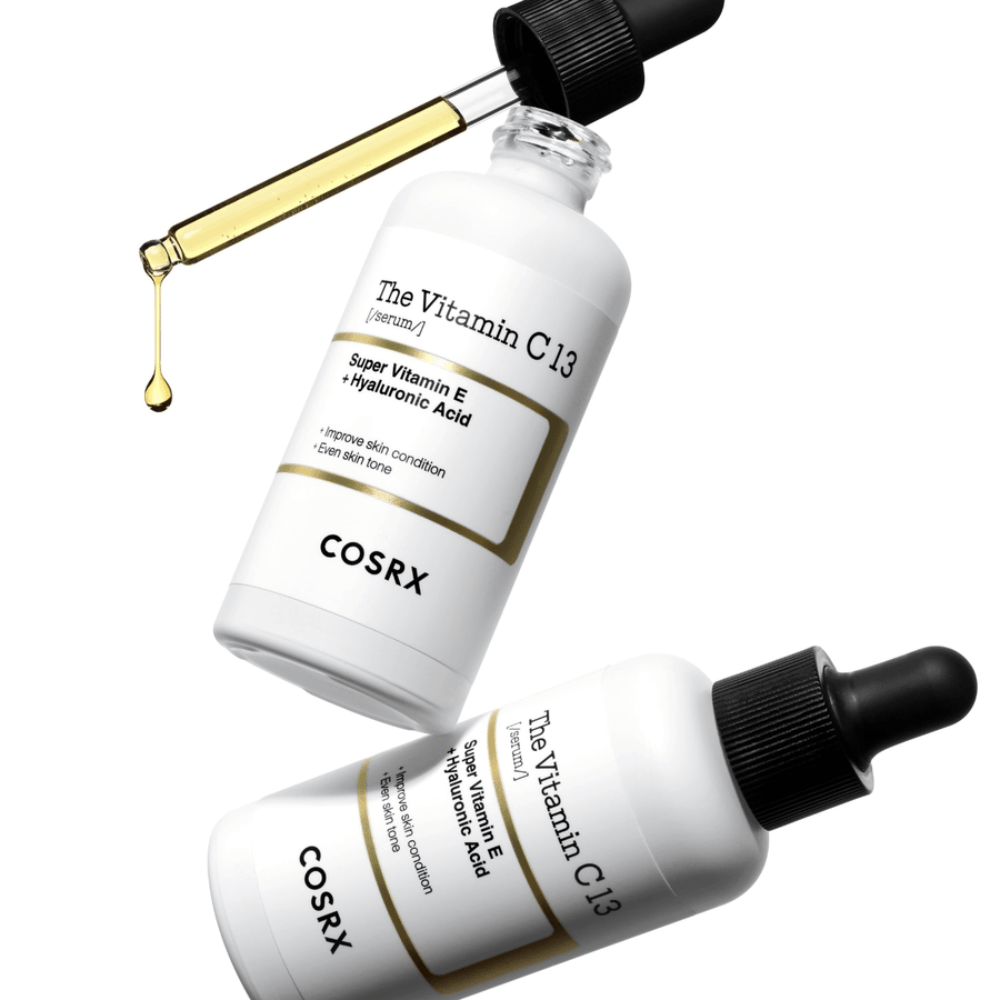 COSRX The Vitamin C 13 Serum 20 ml med pipette og gylden serumdråpe, glødgivende C-vitaminserum for jevnere hudtone og forbedret hudstruktur.