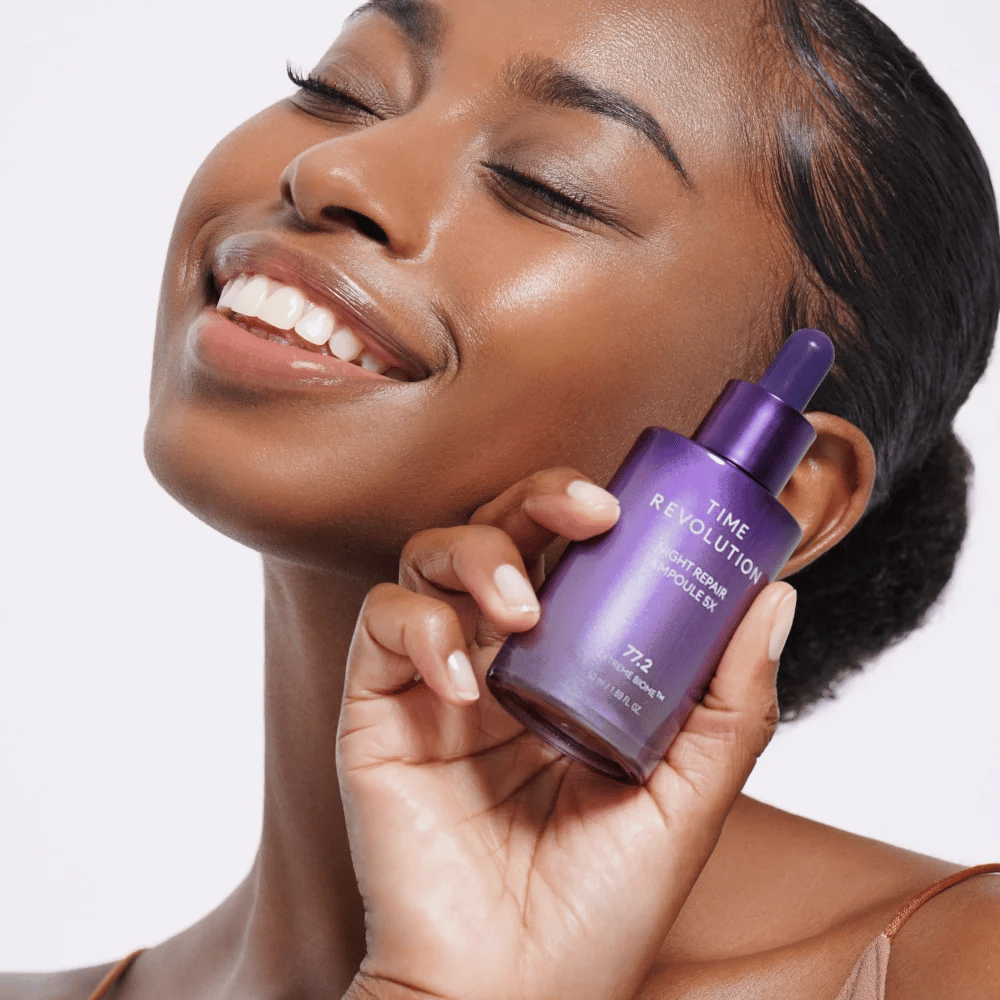4. MISSHA Time Revolution Night Repair Ampoule 5X – modell holder lilla nattserum for ansiktspleie og glød