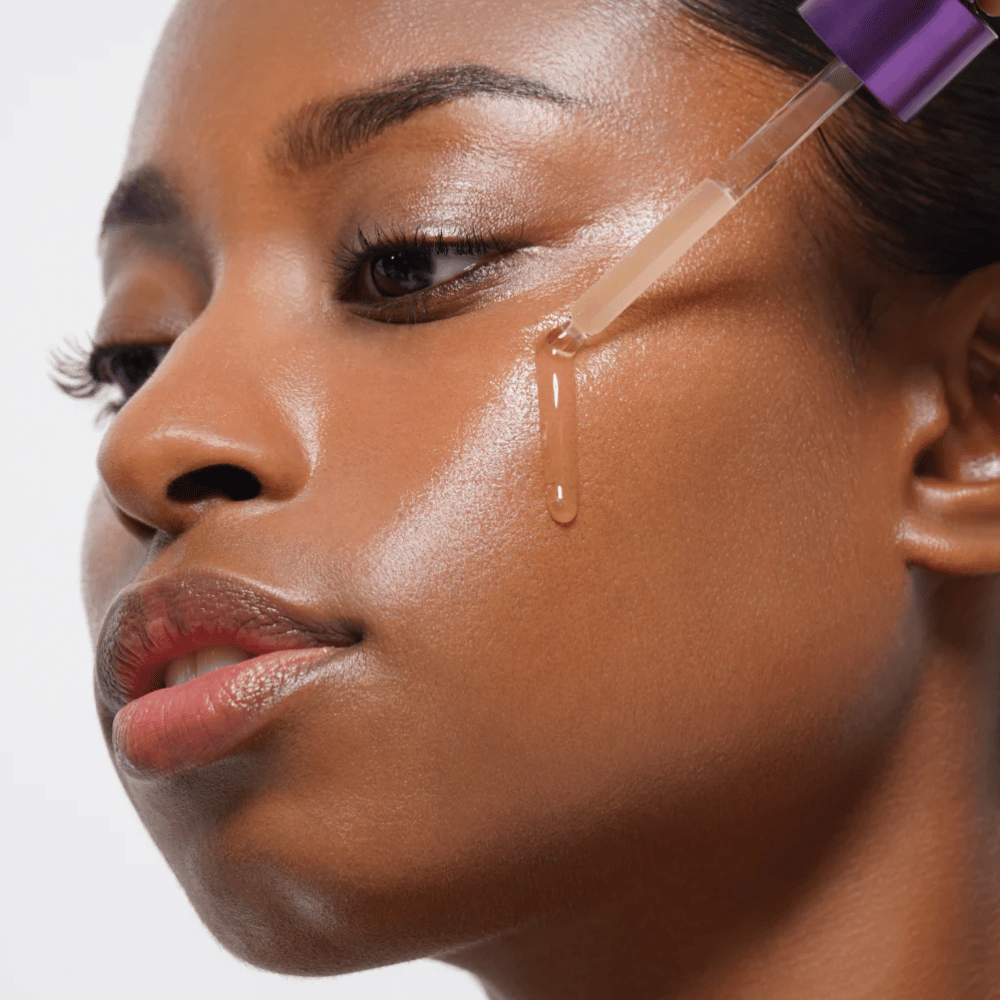 2. MISSHA Time Revolution Night Repair Ampoule 5X – fuktighetsgivende ansiktsserum påføres med pipette på kinnet
