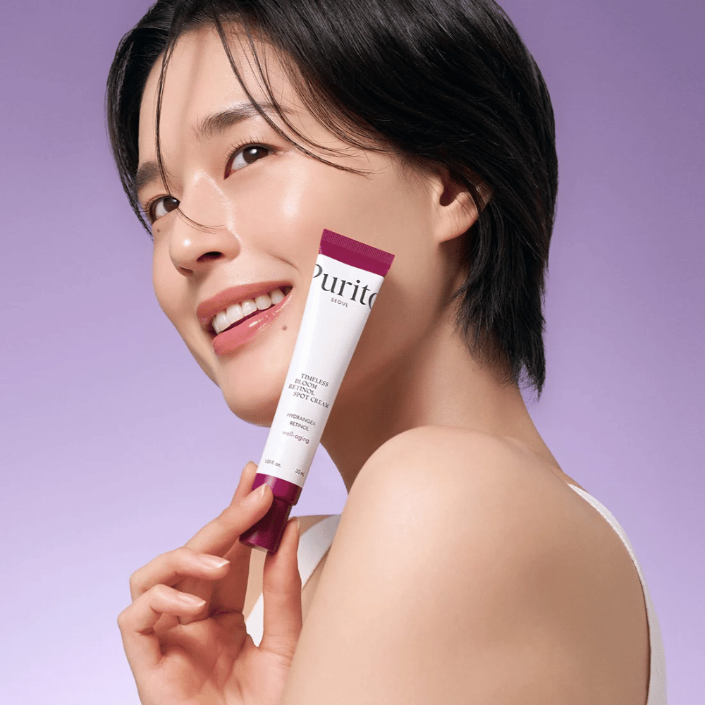 Purito Timeless Bloom Retinol Spot Cream er en målrettet behandling som inneholder retinol for å redusere fine linjer og forbedre hudens elastisitet. Med fuktighetsgivende ingredienser gjenoppretter den hudens glød og styrker barrieren, perfekt for moden hud eller som anti-aging-rutine.