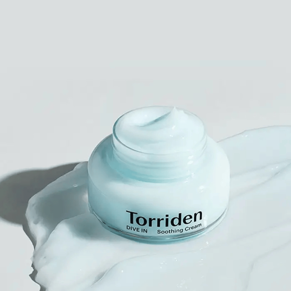 Torriden DIVE-IN Low Molecular Hyaluronic Acid Soothing Cream 100ml gir langvarig fuktighet på en hvit overflate.