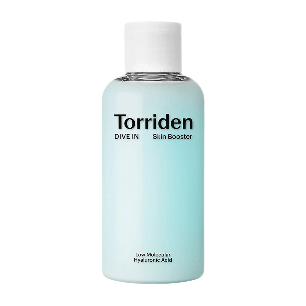 En flaske med hudpleieprodukt merket "Torriden DIVE IN Skin Booster" med lavmolekylær hyaluronsyre.