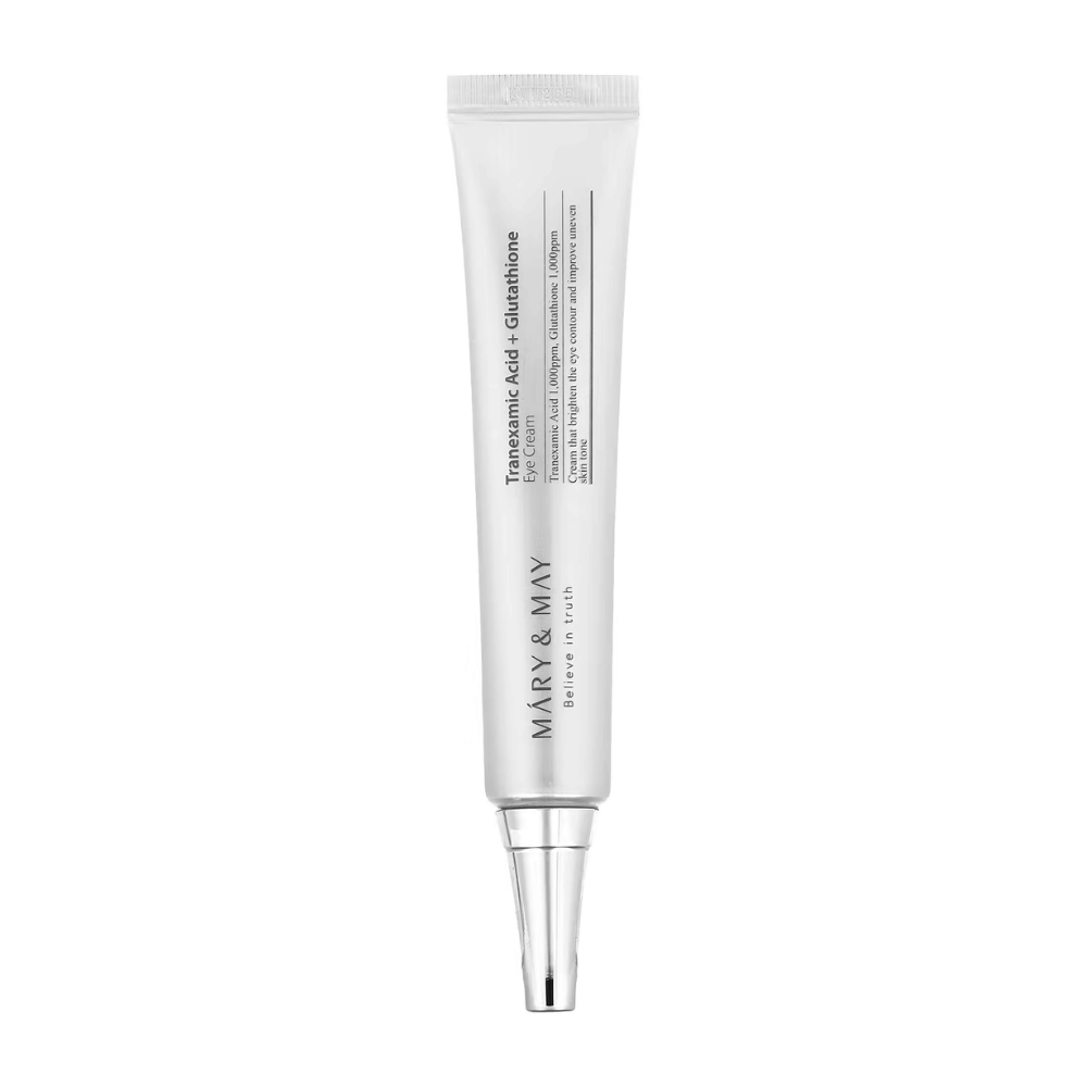 Produktbilde på en hvit tube fra MARY & MAY med "Tranexamic Acid + Glutathione Eye Cream". Teksten på emballasjen fremhever dens egenskaper for å lysne og behandle området rundt øynene. Tuben er designet for enkel og nøyaktig påføring.