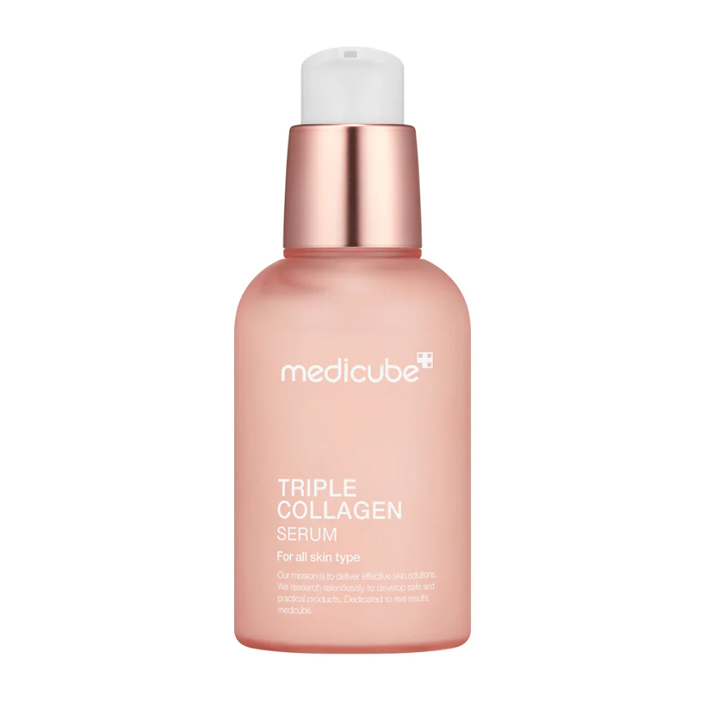 En rosa flaske av Medicube Triple Collagen Serum, designet for alle hudtyper. Den glatte, frosta glassflasken med en metallisk rosa kork og hvit pumpe gir et elegant utseende, og teksten fremhever serumets trippel-kollagenformel.