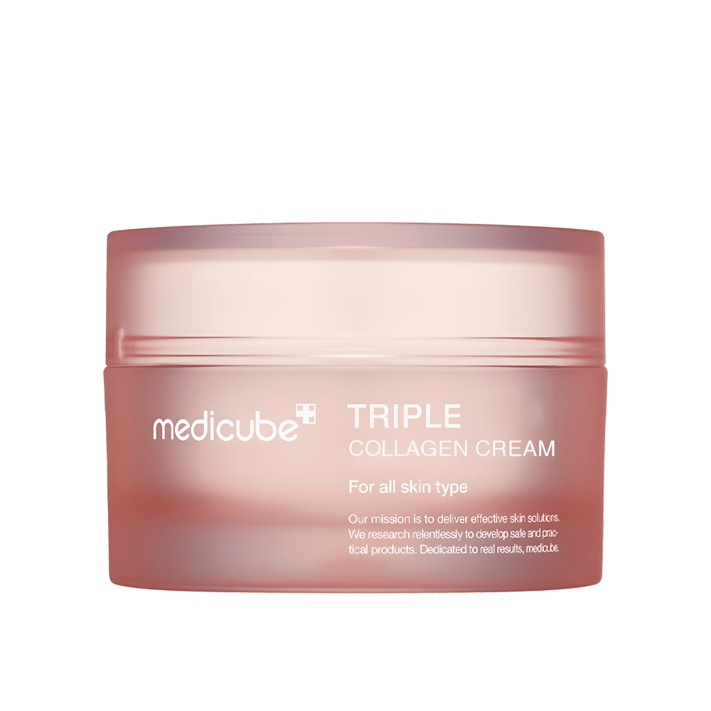 Bildet viser en beholder av Medicube Triple Collagen Cream. Denne ansiktskremen er utviklet for alle hudtyper og lover å forbedre hudens elastisitet og fuktighetsnivå. Designet er minimalistisk med en myk rosa tone på emballasjen.