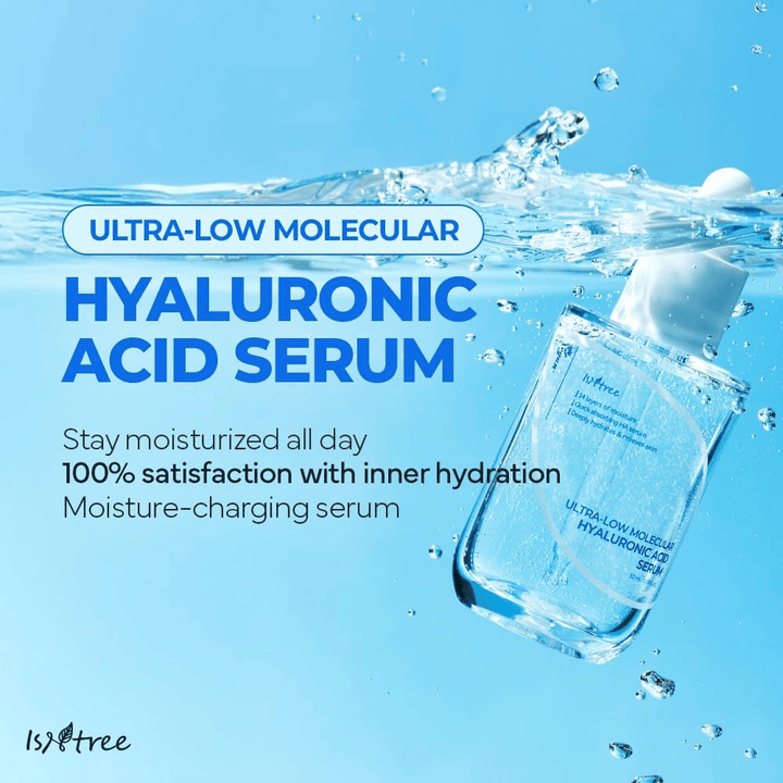 Isntree Ultra-Low Molecular Hyaluronic Acid Serum i vannmiljø, fuktighetsgivende hyaluronsyreserum som gir plumpet hud, økt glød og langvarig fuktbalanse.