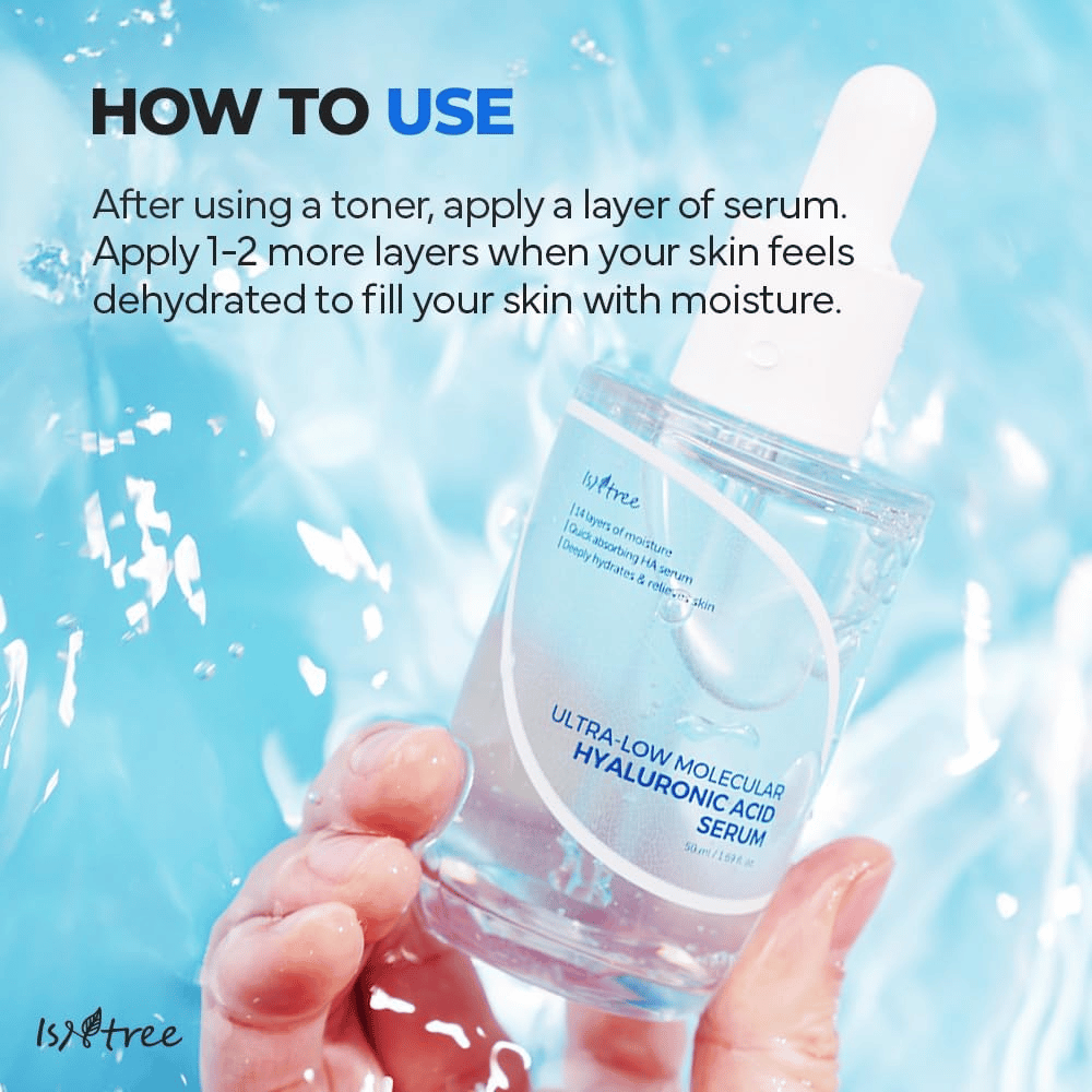Isntree Ultra-Low Molecular Hyaluronic Acid Serum som påføres etter toner for intensiv fuktighet, vist i hånd med vannsprut, lett serum for tørr og dehydrert hud.