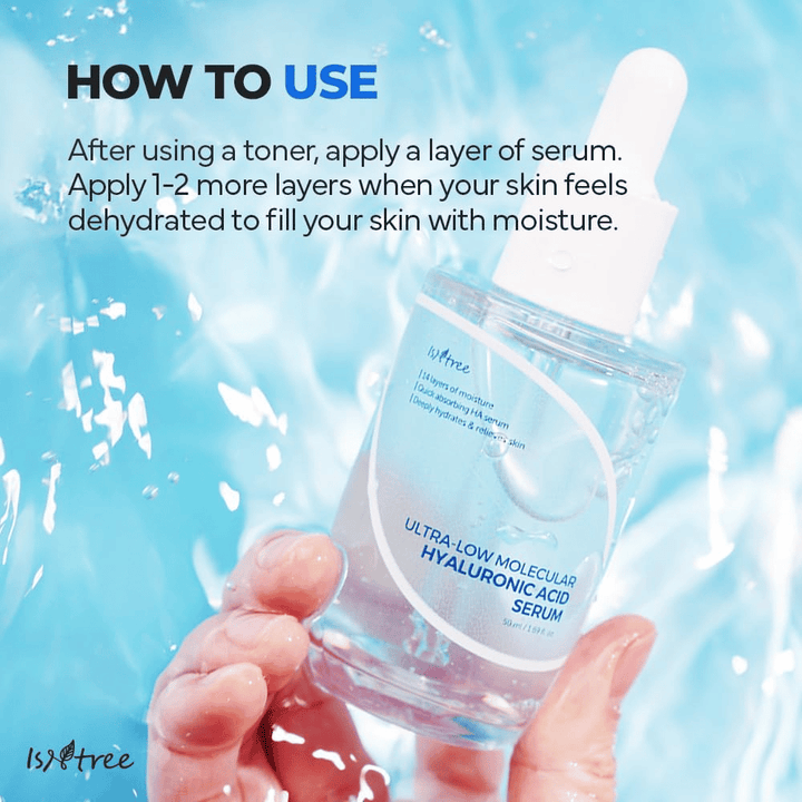 Isntree Ultra-Low Molecular Hyaluronic Acid Serum som påføres etter toner for intensiv fuktighet, vist i hånd med vannsprut, lett serum for tørr og dehydrert hud.