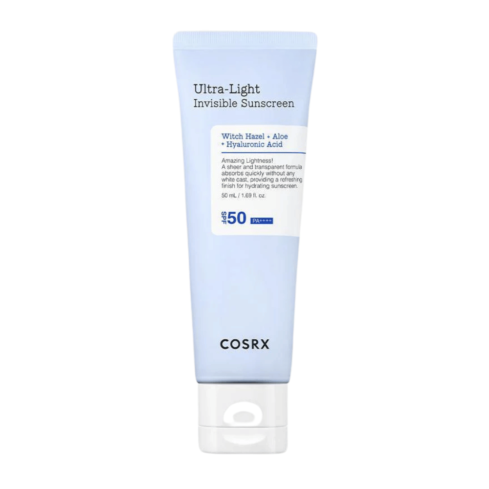 COSRX Ultra-Light Invisible Sunscreen i blå tube med SPF 50 PA++++, inneholder trollhassel, aloe vera og hyaluronsyre – lett formel uten hvit hinne for fuktighetsgivende solbeskyttelse.