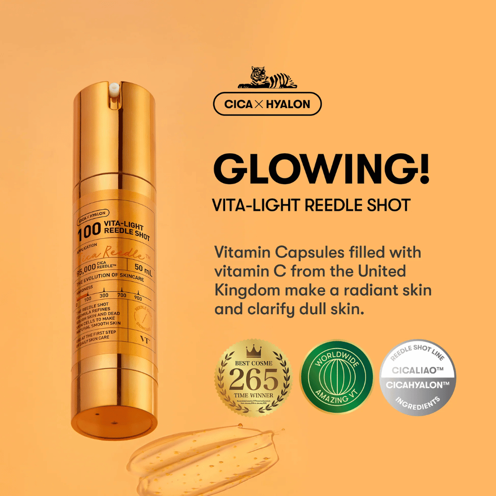 Gyllen flaske VT Cica Hyalon Vita-Light Reedle Shot 100hL, 50 ml, med pumpe og vitamin C-kapsler i bakgrunnen, samt tekst om produktets glød- og klarhetsfordeler.