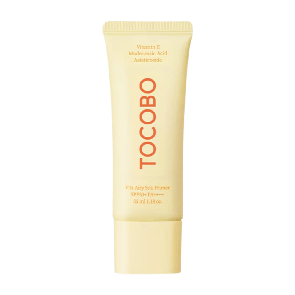 TOCOBO Vita Airy Sun Primer kombinerer SPF50+ med primerfunksjon. Inneholder vitamin E og madecassoside for å berolige, beskytte og gi jevn finish.