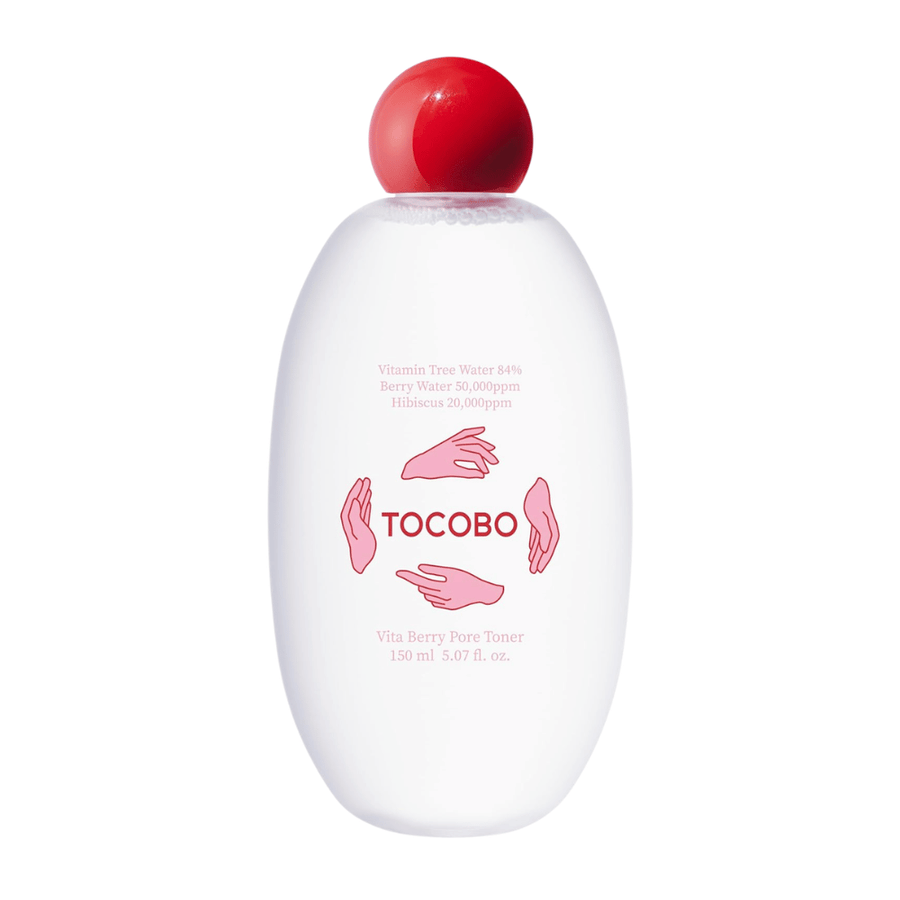 Frilagt produktbilde av TOCOBO Vita Berry Pore Toner som viser det minimalistiske designet med hvit flaske og rød kork mot lys bakgrunn.