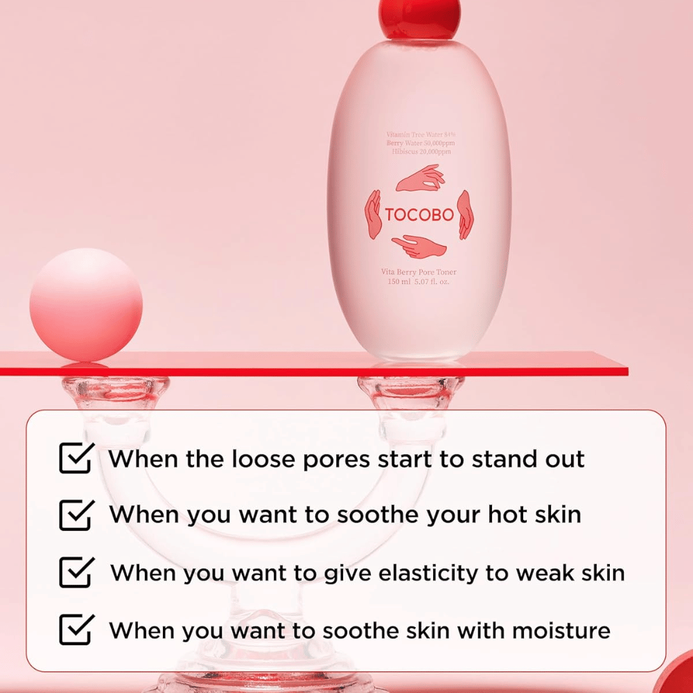 Produktbilde av TOCOBO Vita Berry Pore Toner plassert på et stilrent rosa podium med fokus på hudpleie for porer, fuktighet og beroligende effekt for huden.