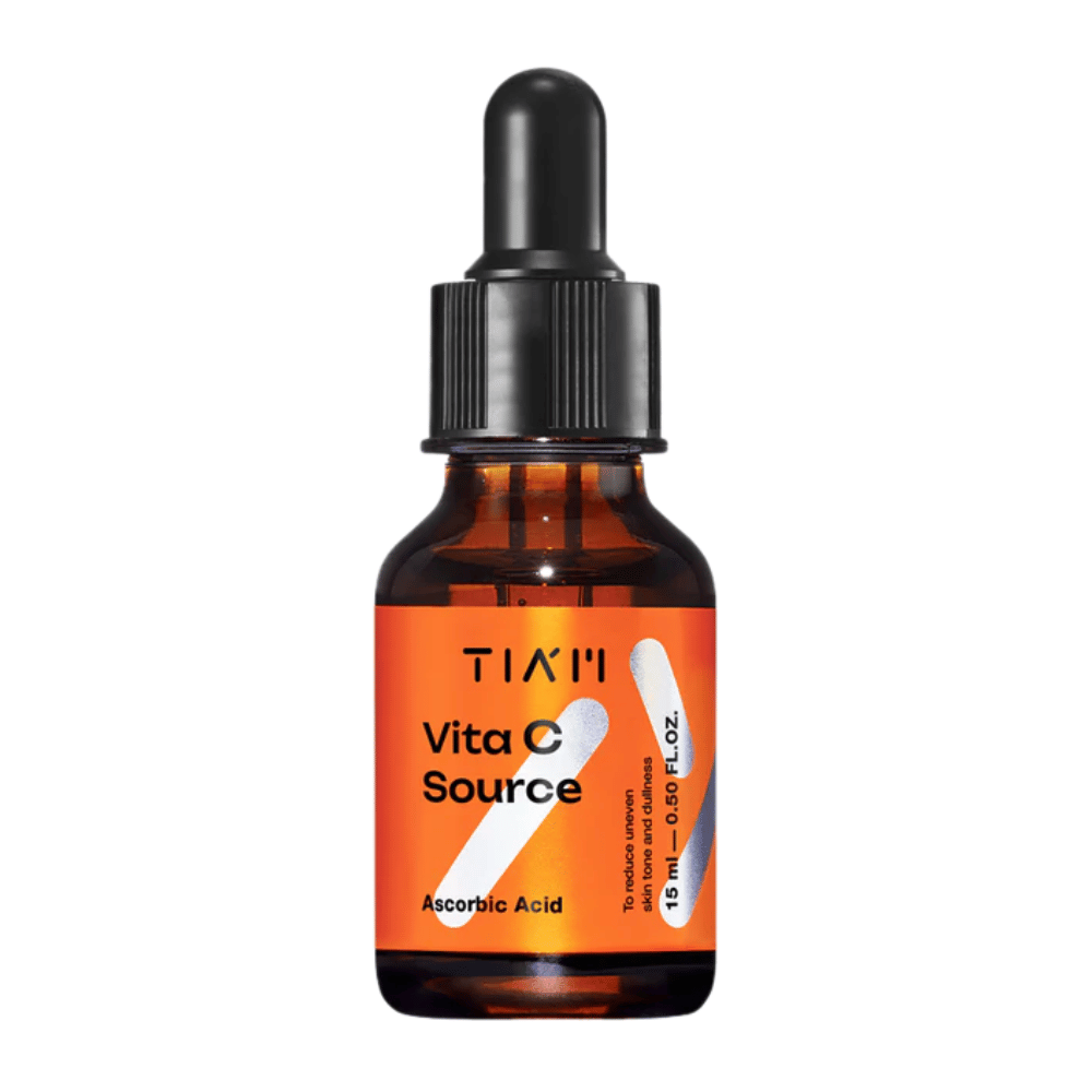 TIA'M Vita C Source, et serum med askorbinsyre i brun glassflaske med svart pipette og oransje etikett – effektiv for å lysne huden og redusere ujevn hudtone.