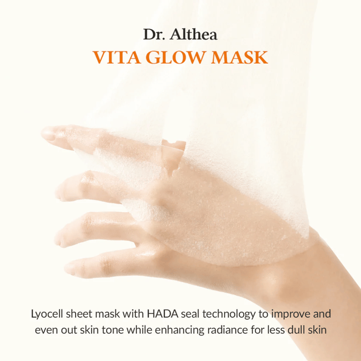 Hand håller en lyocell sheet mask från Dr. Althea Vita Glow Mask. Masken förbättrar hudens lyster och jämnhet med HADA Seal-teknologi.