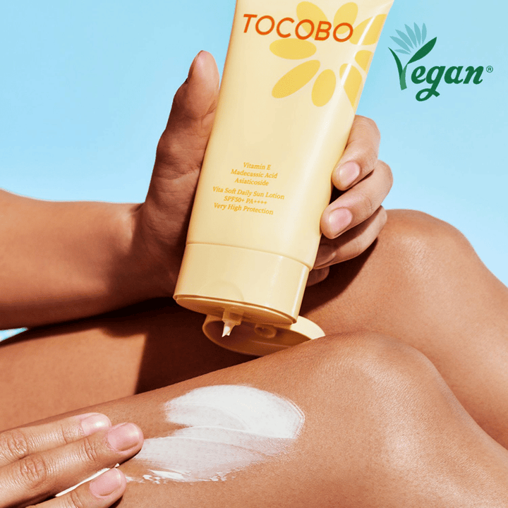 Påføring av Tocobo Vita Soft Daily Sun Lotion på huden med lett formel som absorberes raskt uten kliss og gir SPF50+ beskyttelse