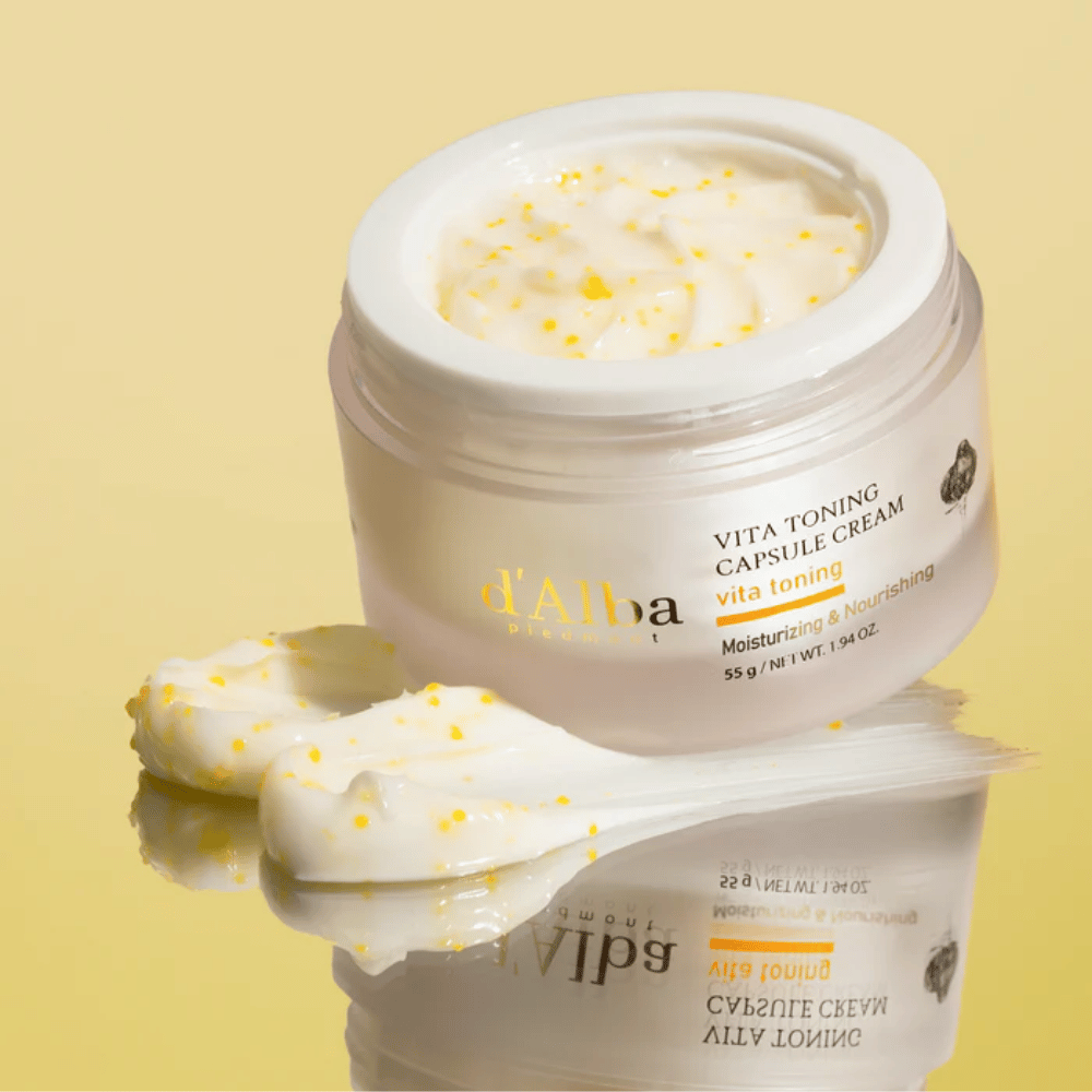 d'Alba Vita Toning Capsule Cream tekstur – ansiktskrem med hvite kapsler som smelter inn i huden og hjelper til med å fukte samt gi en klarere hudtone.