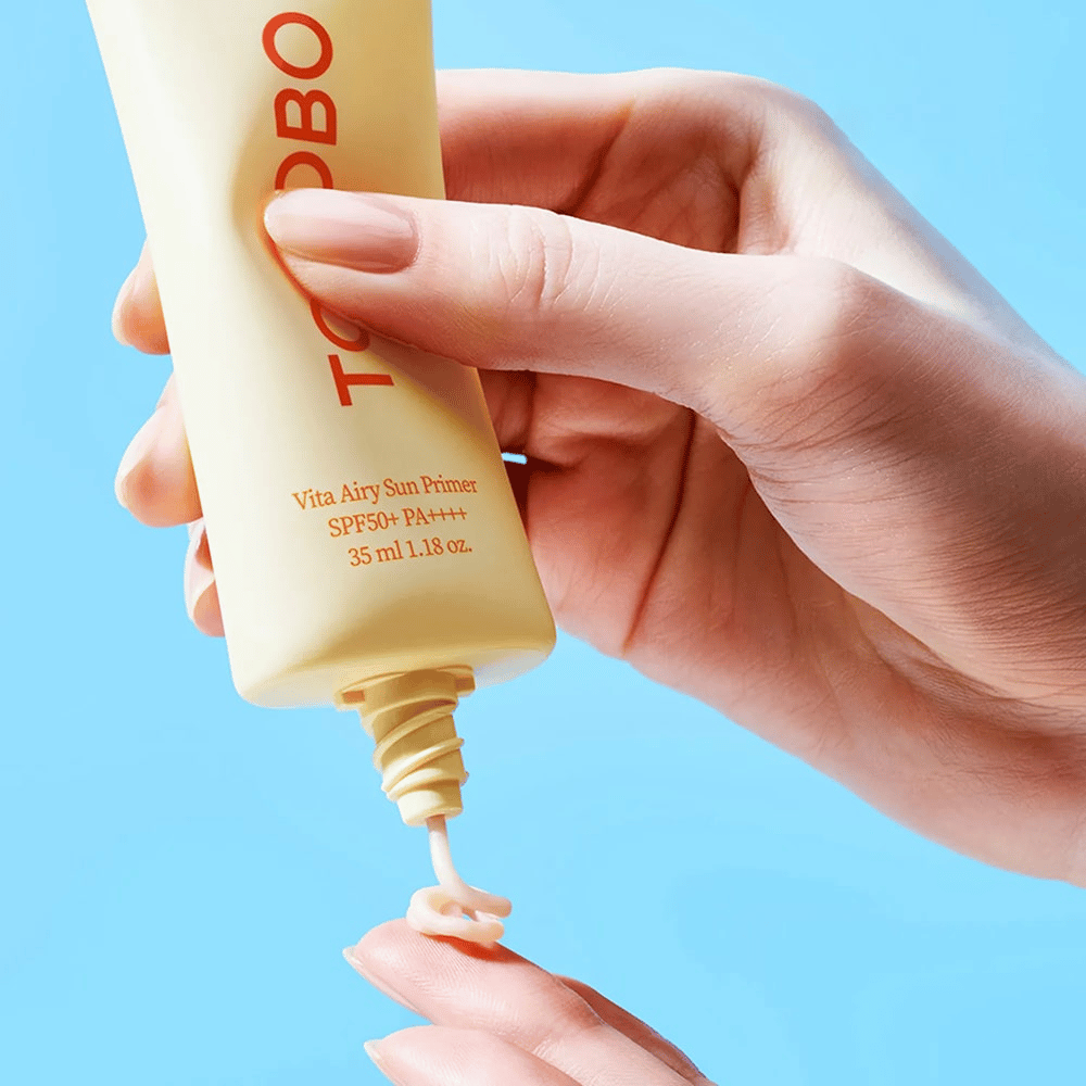 TOCOBO Vita Airy Sun Primer har en lett og silkemyk tekstur som smelter inn i huden uten å klisse. Perfekt som base under sminke – med høy solbeskyttelse!